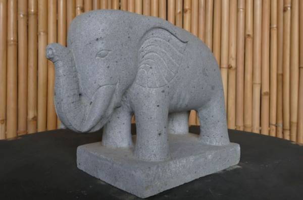 Elefant laget av elvestein, håndlaget, ca. 45 cm lang<br />
