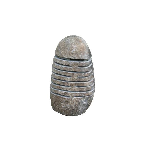 Hagelykt, 2-delt, med spalter og lokk av elvestein, ca. 45 cm høy<br />
