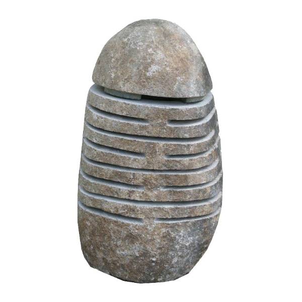 Hagelykt, 2-delt, med spalter og lokk av elvestein, ca. 55 cm høy<br />
