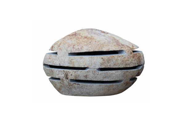 Hagelykt modell "Peanut", slisset med lokk av elvestein, ca. 35 cm høy.<br />
