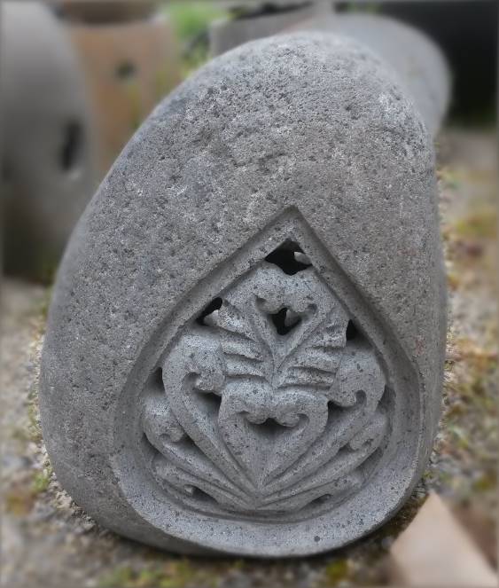 Steinlykt med ornament, uthugget i stein, ca. 35 cm høy<br />
