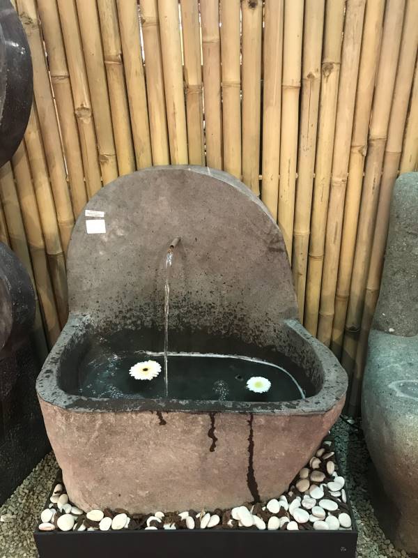 Vannspill med veggen bak, laget av elvestein, høyden på kummen er 32 cm,<br />
